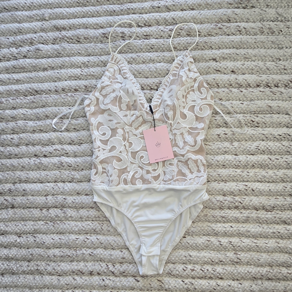 NWT Hello Molly Vixen White Lace Bodysuit SMALL